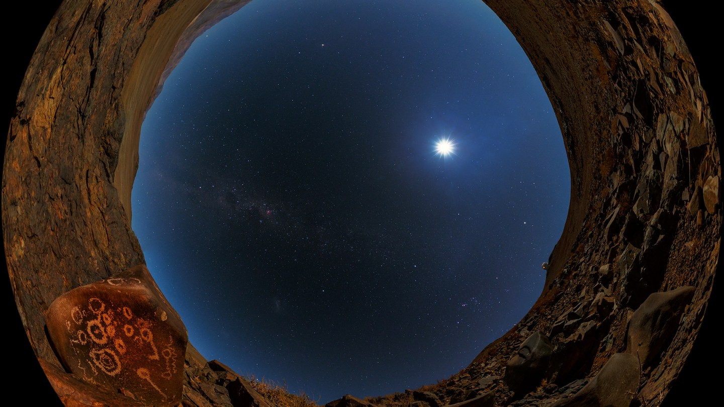 Petroglifos bajo el cielo nocturno de Chile.